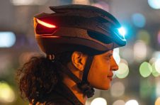 Lumos Ultra自行车头盔具有集成的LED照明，转向信号灯等