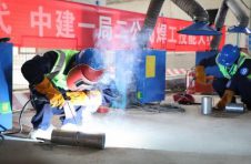 中建一局二公司焊工技能大赛现场呲出匠心火花