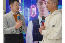 陈小春抖音首秀，胡轩108服装业带货黑马崛起