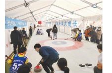 北京石景山:两岸青年体验冰雪项目 北京石景山:两岸青年体验冰雪项目