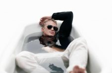 Cody Simpson演绎 Versace 男士眼镜系列大片