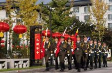 树国风 ，扬国威，华中人昂首奋进