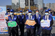 共创文明出行，我爱我家开展“礼让斑马线”活动