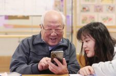 被智能时代遗忘，一群老人的“AI求生记”